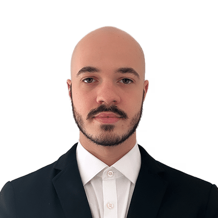 Un bărbat chel cu barbă și mustață purtând o cămașă albă și un blazer negru se uită direct la cameră cu o expresie neutră, emanând un aer de profesionalism perfect pentru materialele de marketing SEO.