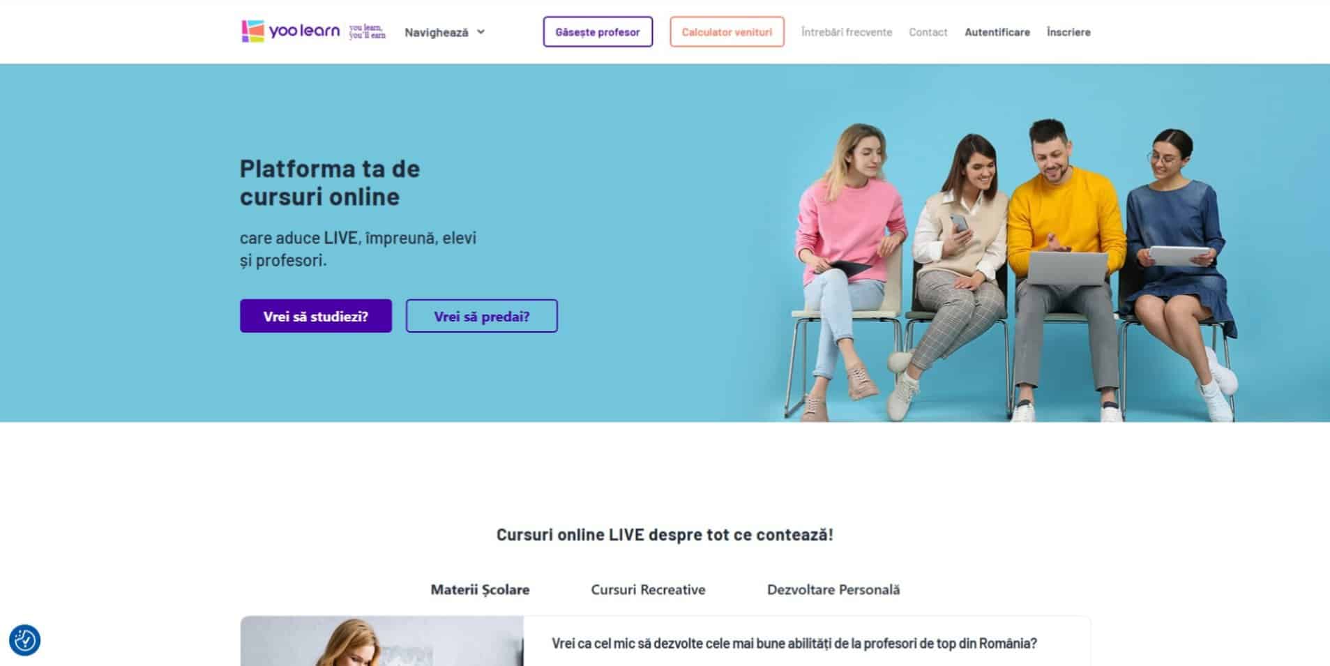 Patru persoane stau pe o bancă folosind laptopuri și tablete. Site-ul promovează o platformă de cursuri online în limba română, cu opțiuni pentru studenți și profesori de a se alătura.