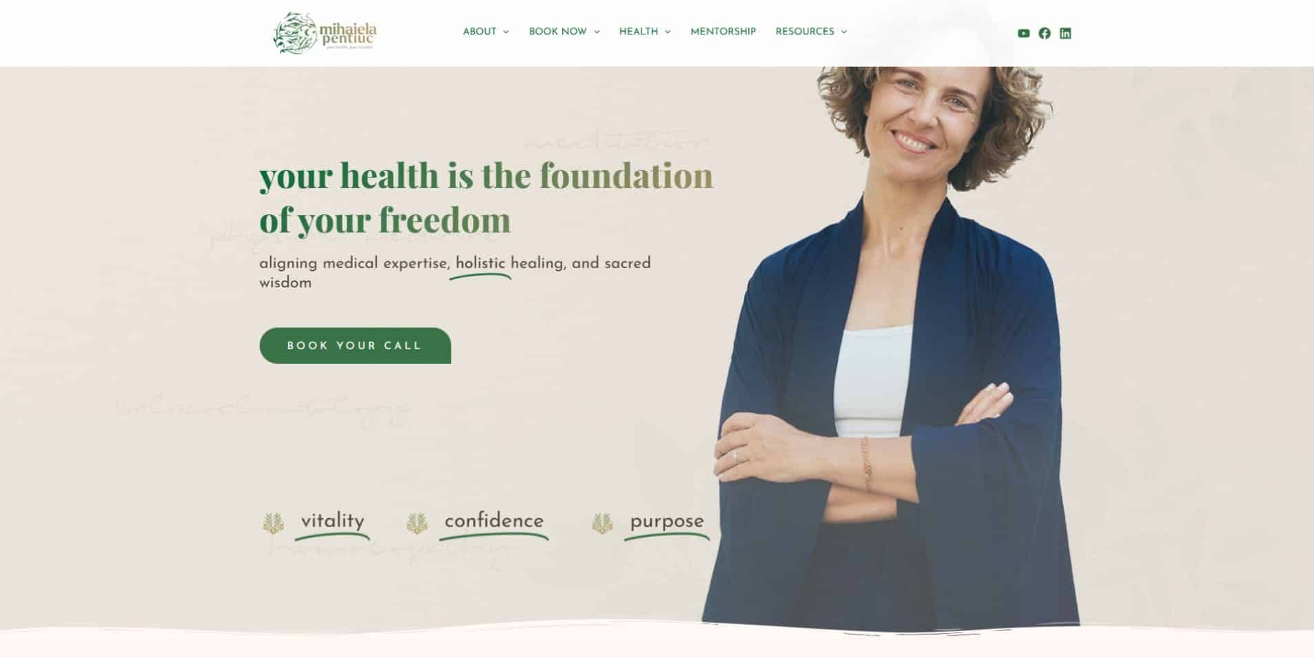 O femeie zâmbitoare stă cu brațele încrucișate lângă un text care promovează servicii de sănătate holistică, cu un buton verde „Programează-ți apelul” și un meniu de navigare în partea de sus.