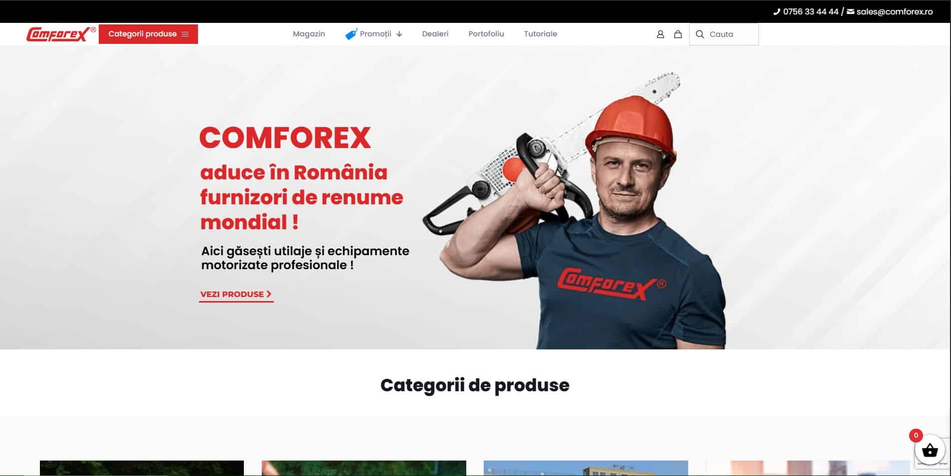 Un bărbat purtând o cască de protecție roșie și ținând un ferăstrău cu lanț peste umăr stă în fața unui banner pentru Comforex, un furnizor de scule și echipamente din România.