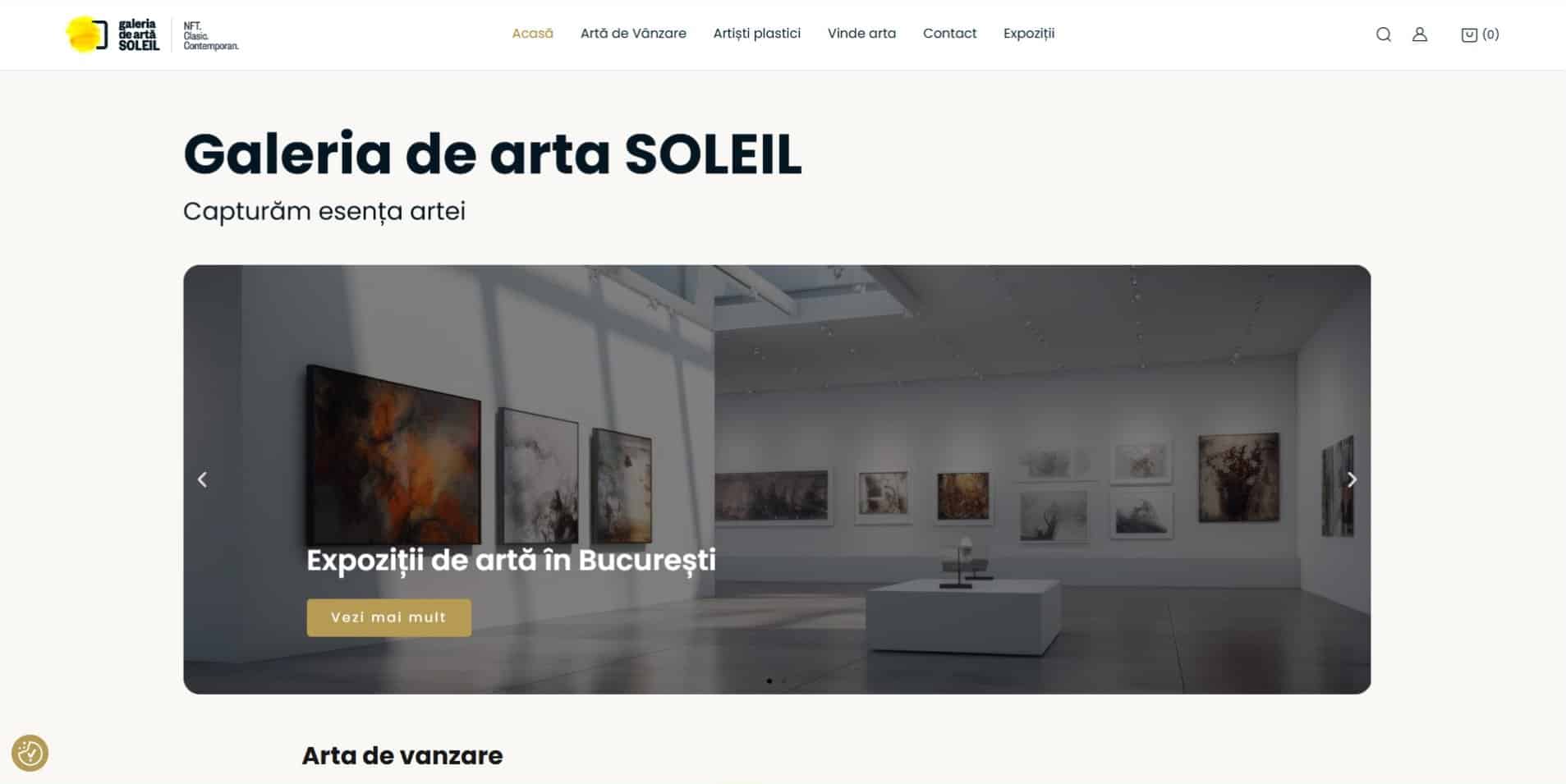 Captură de ecran a paginii principale a site-ului Galeriei de artă SOLEIL, care prezintă un meniu de navigare, interiorul galeriei cu lucrări de artă și un banner pentru expozițiile de artă din București.