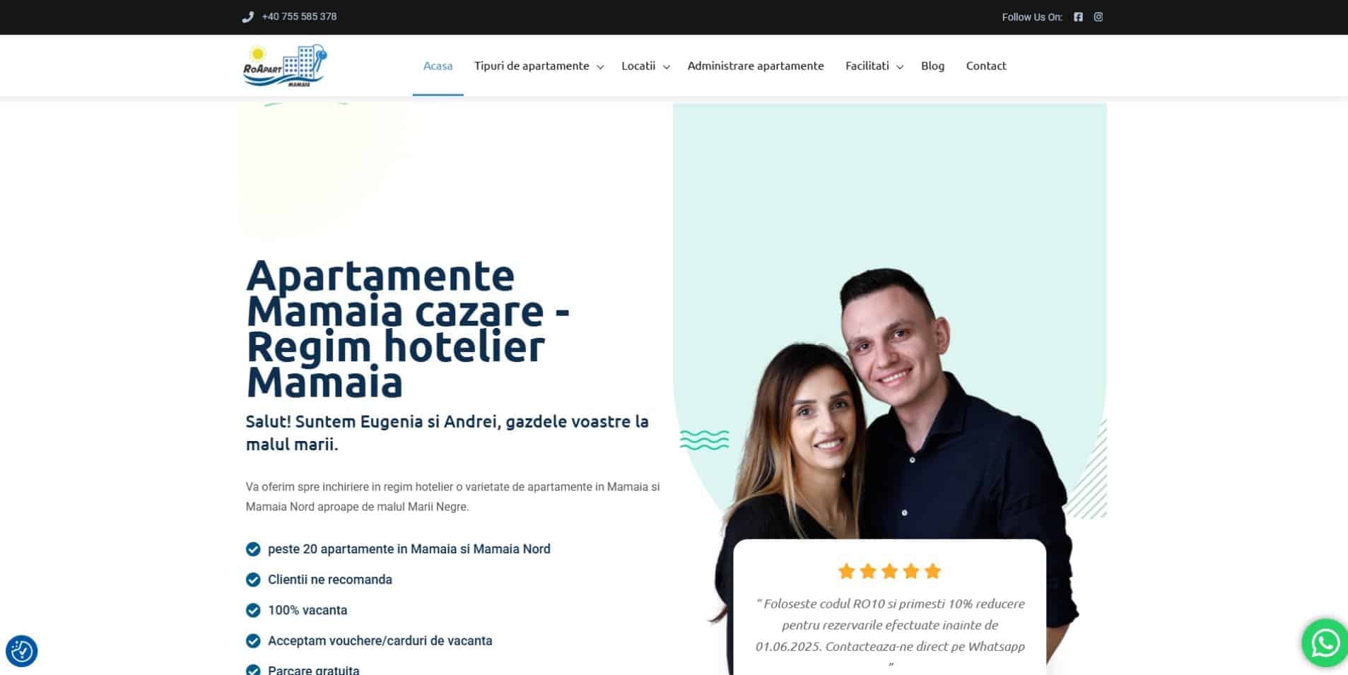 Captură de ecran a unui site web cu două persoane zâmbitoare, care promovează apartamente hoteliere în Mamaia. Pagina include evaluări, recomandări și informații de contact.