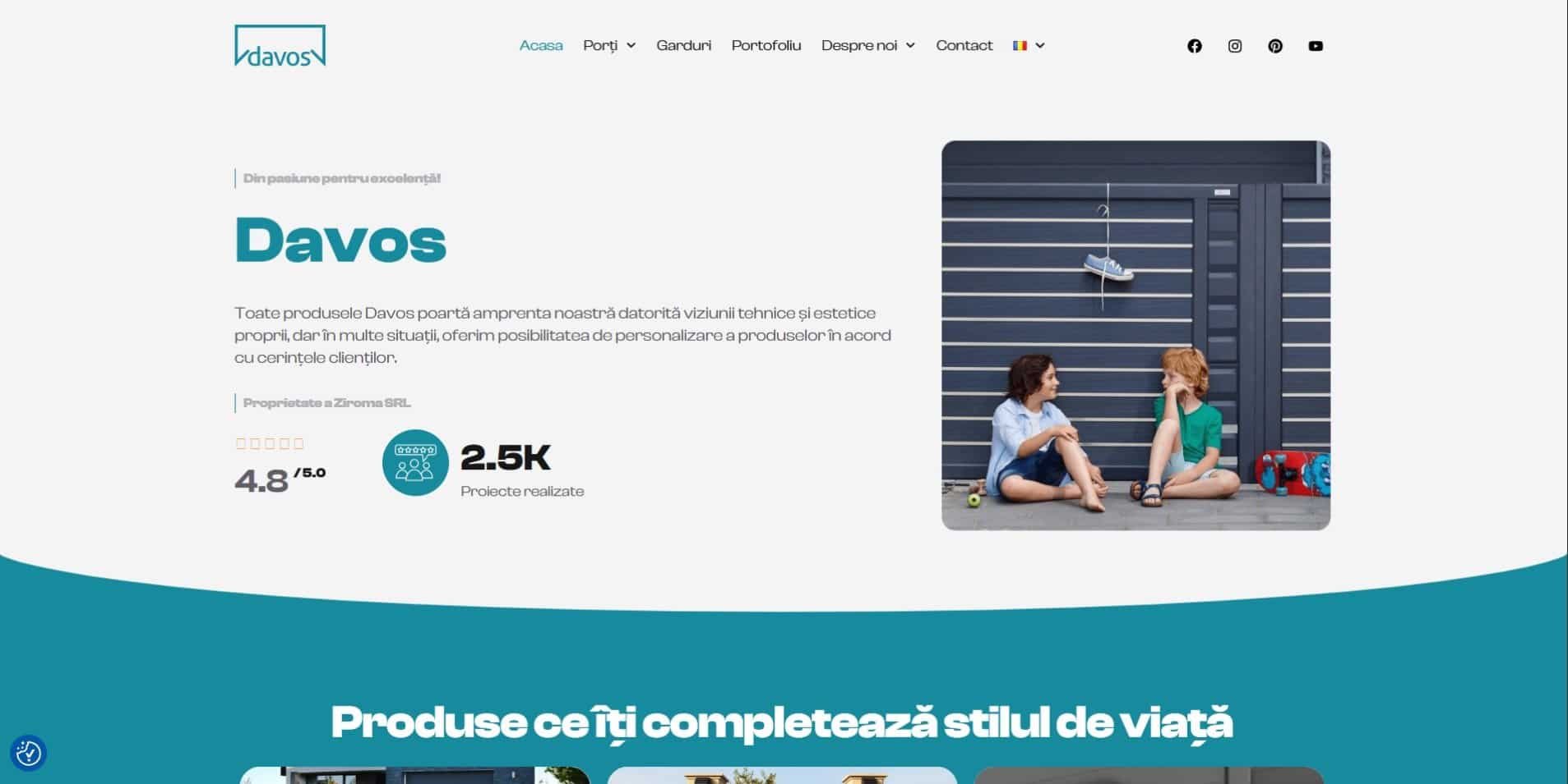 Captură de ecran a paginii de pornire a site-ului web „Davos”, care prezintă branding, meniu de navigare, statistici, o descriere și o fotografie cu două femei așezate în fața unei uși de garaj moderne.