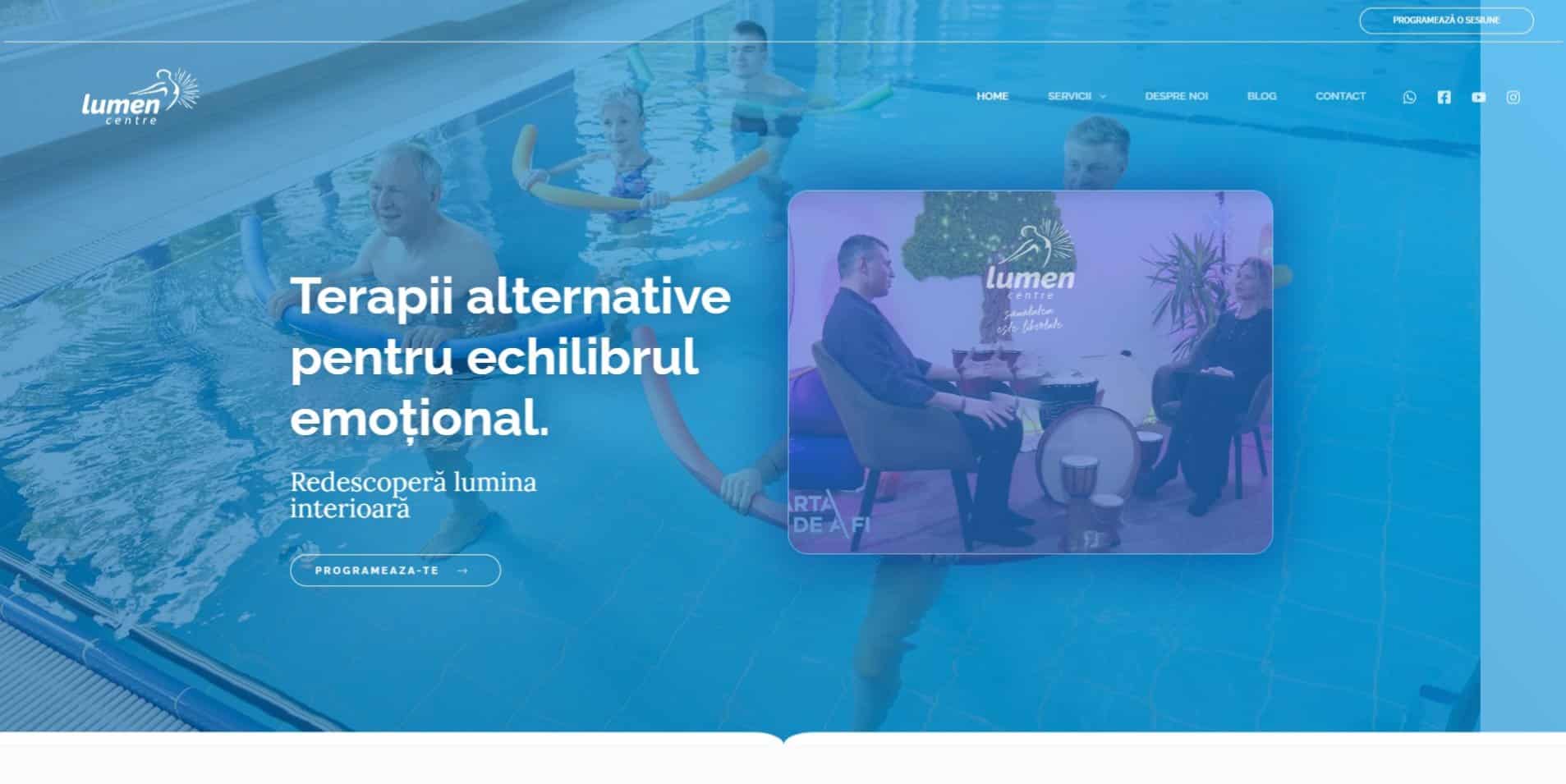 Patru persoane se află într-o piscină folosind dispozitive de plutire, iar o imagine suprapusă prezintă două persoane așezate în interior, purtând o conversație. Textul în limba românească promovează terapii alternative.