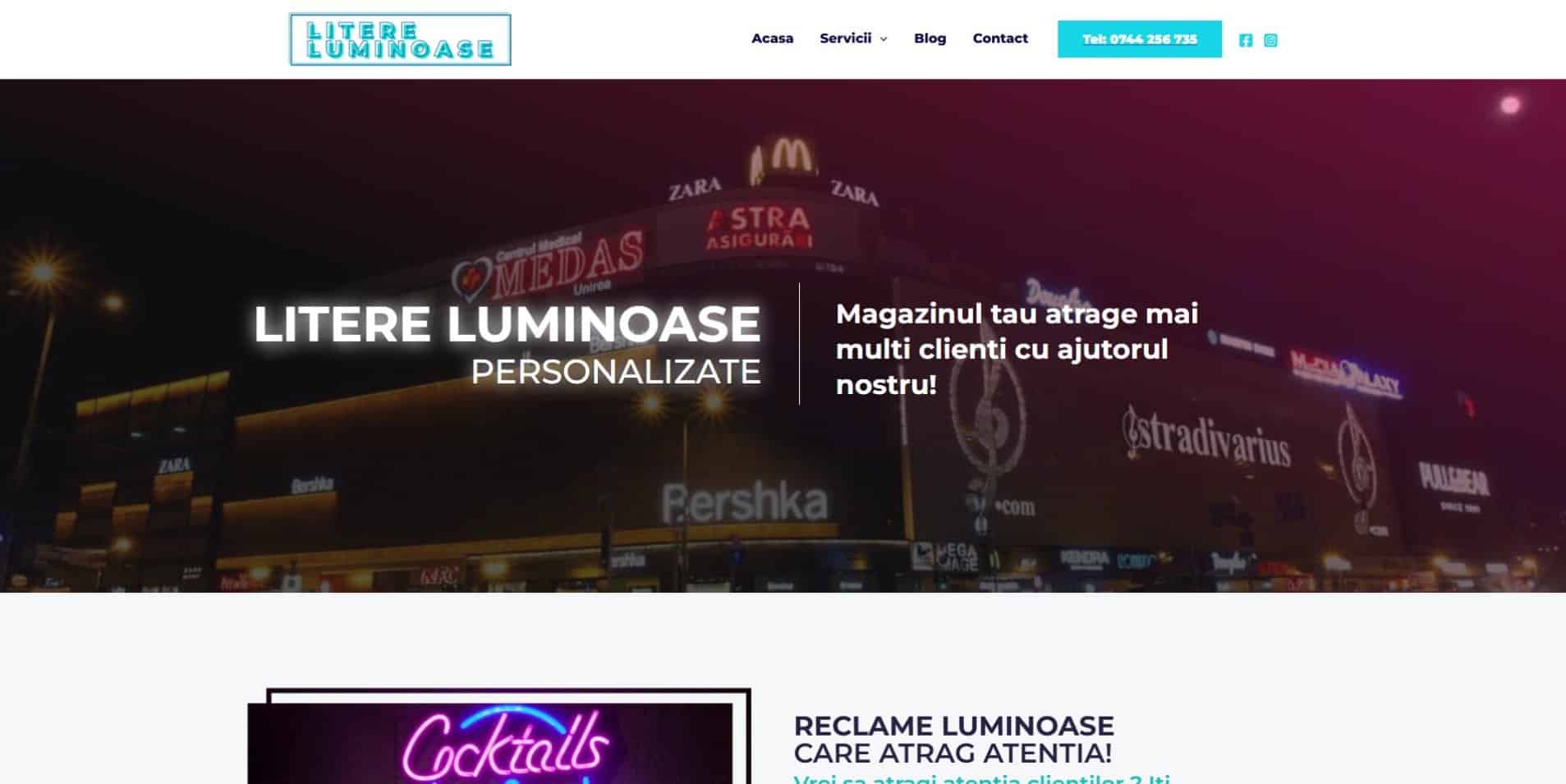 Captură de ecran a unui site web care oferă semne luminoase personalizate, prezentând o vedere nocturnă a unui centru comercial cu diverse semne de magazin și opțiuni de navigare în partea de sus.