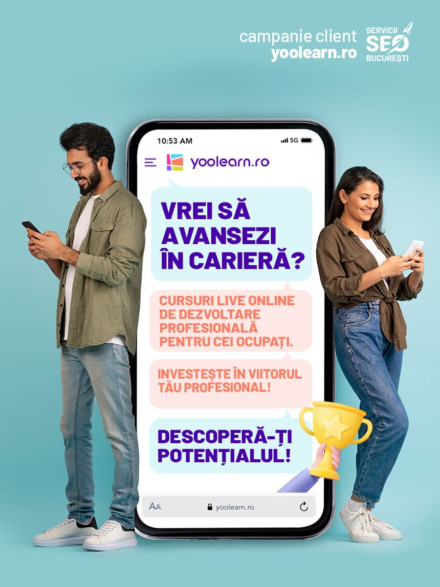 agentie social media - exemplu postari Două persoane stau una lângă alta și folosesc telefoane mobile, iar între ele un ecran mare de smartphone afișează un text în limba română despre avansarea în carieră prin cursuri online de dezvoltare profesională.