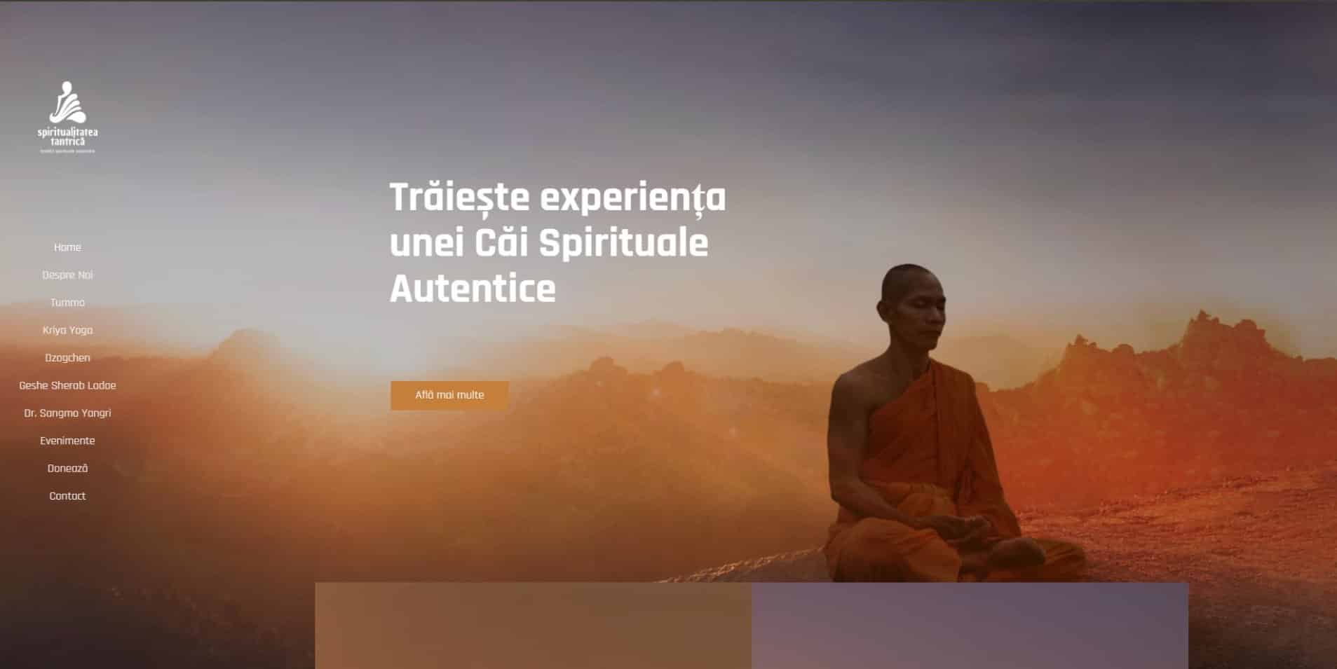 agentie social media- exemplu de postare Un călugăr budist în veșminte portocalii meditează în aer liber la răsăritul soarelui, cu un meniu de navigare pe site și text în limba română suprapus în partea stângă.