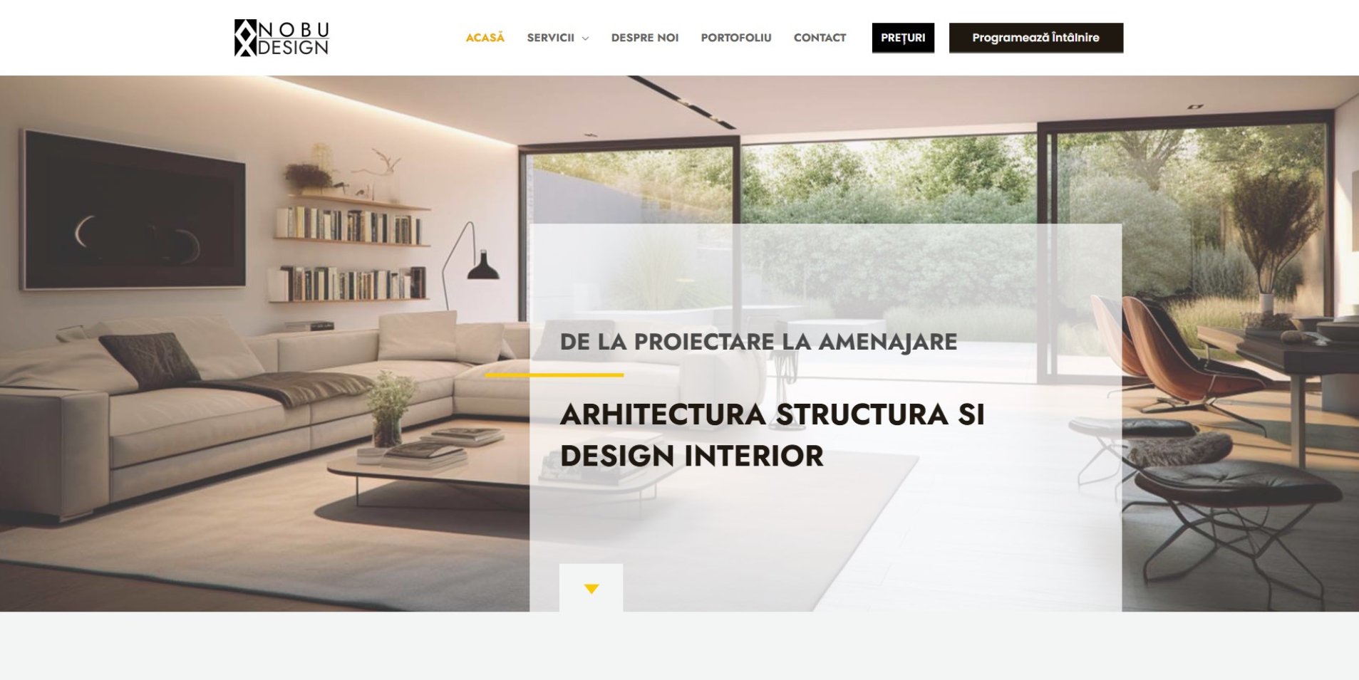 Camera de zi modernă, cu decor neutru și ferestre mari, prezentată pe un site web pentru o firmă de arhitectură și design interior numită Nobu Design.