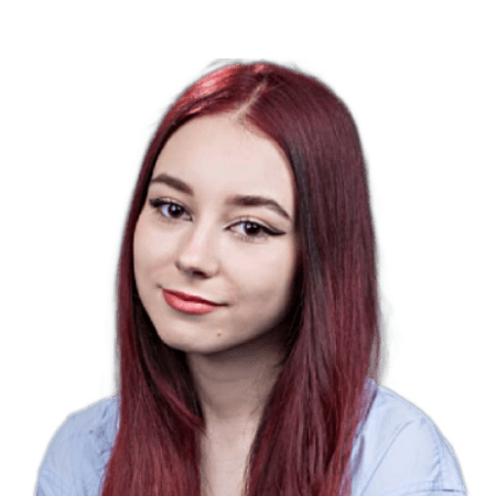 Femeie tânără cu păr roșcat lung și drept, machiaj subtil și un zâmbet ușor, purtând un top albastru deschis, pozând pentru o campanie SEO pe un fundal alb simplu.