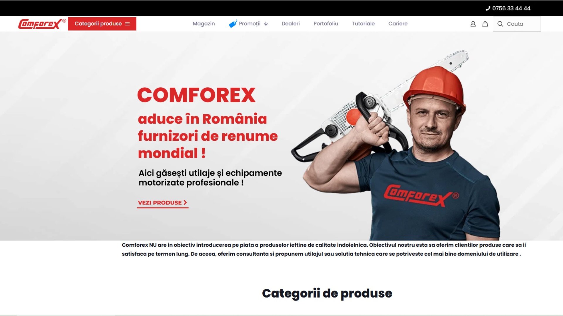 Un bărbat cu cască de protecție roșie și tricou Comforex ține o drujbă pe umăr, stând lângă un text promoțional pentru Comforex, un furnizor român de echipamente profesionale.