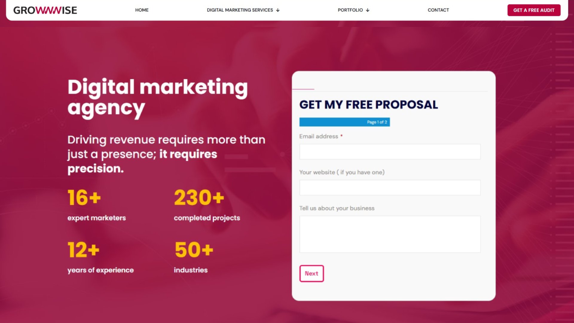 Captură de ecran a site-ului unei agenții de marketing digital cu un formular intitulat "Get My Free Proposal" și statistici privind expertiza, proiectele, anii și industriile; butonul "Next" este evidențiat.