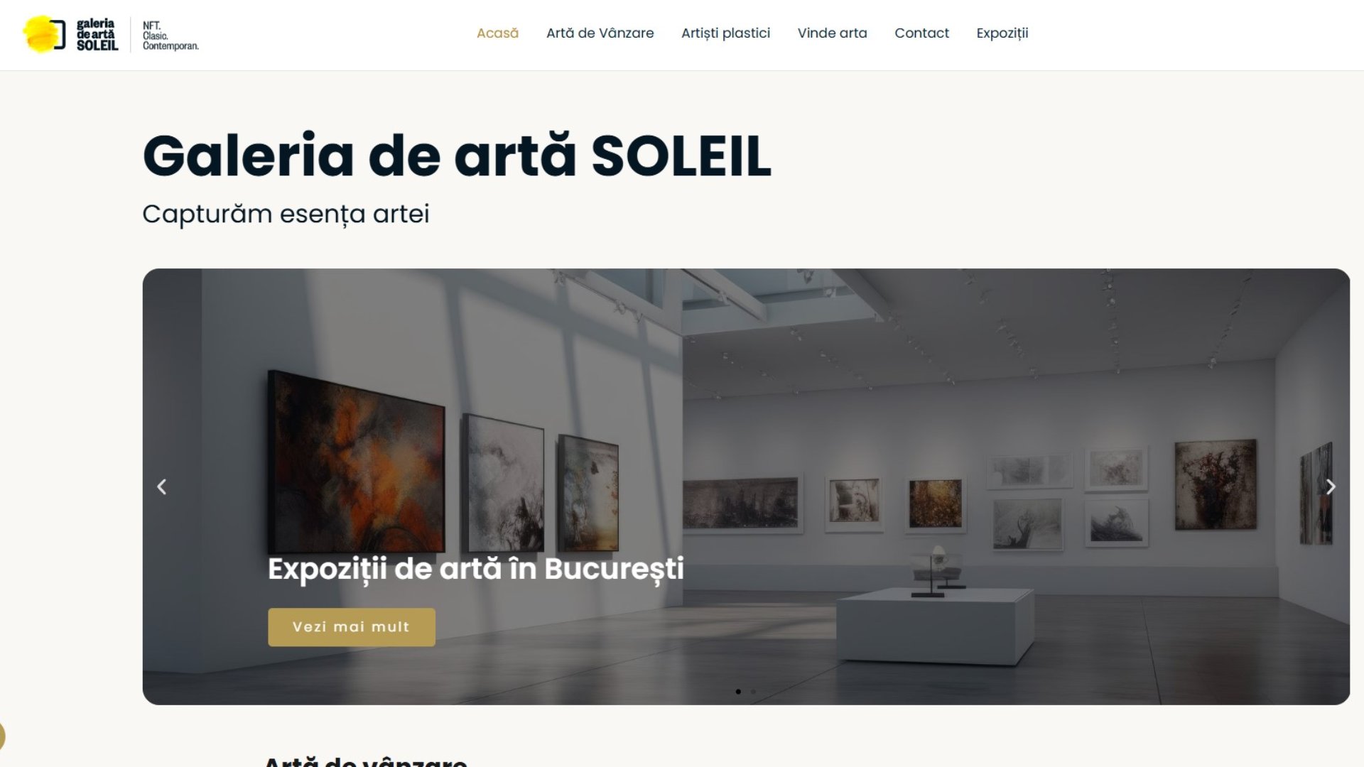 Captură de ecran a paginii de pornire a site-ului web al galeriei de artă SOLEIL care prezintă un interior modern al galeriei, cu picturi pe pereți și meniu de navigare în partea de sus.