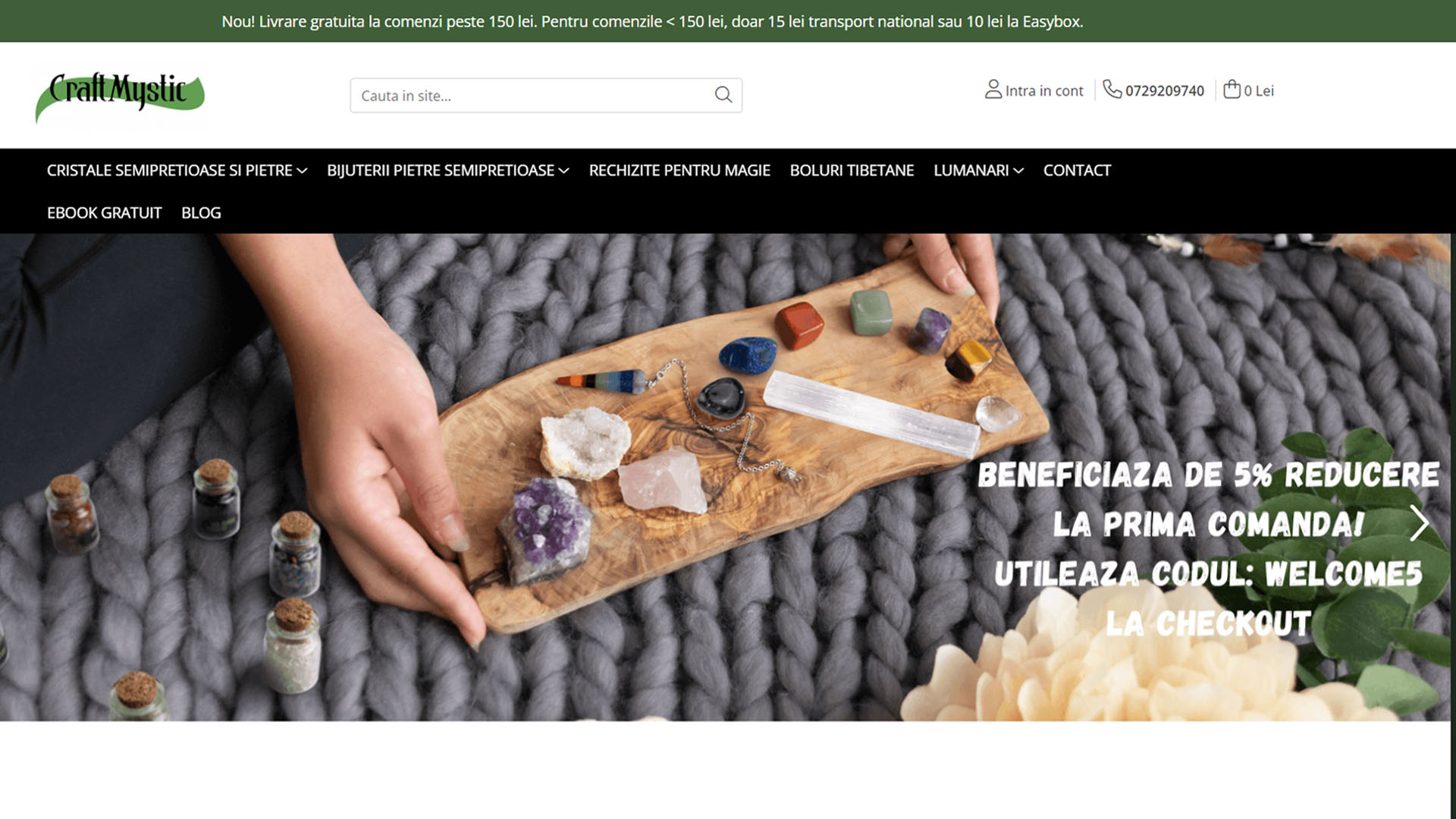 Pagina de pornire a unui site web cu o femeie ținând în mână un castron cu pietre.