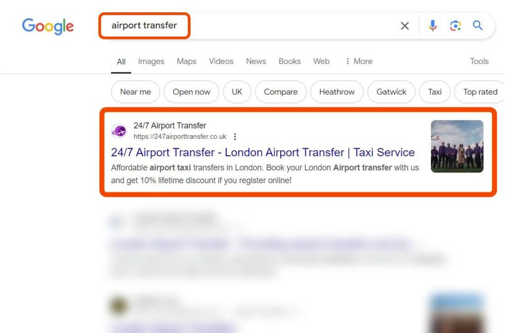 Pagina de rezultate a căutării Google pentru "transfer aeroport" prezintă un link sponsorizat evidențiat pentru 24/7 Airport Transfer, un serviciu de taxi din Londra, în partea de sus a rezultatelor.
