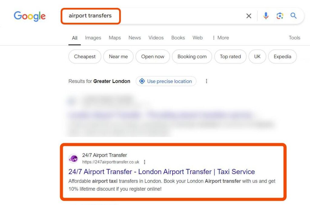 Pagina cu rezultatele căutării Google pentru "transferuri de la aeroport", care prezintă un rezultat de top evidențiat pentru un serviciu de taxi de la aeroportul londonez disponibil 24/7, care oferă rezervare online și o reducere de 10%.