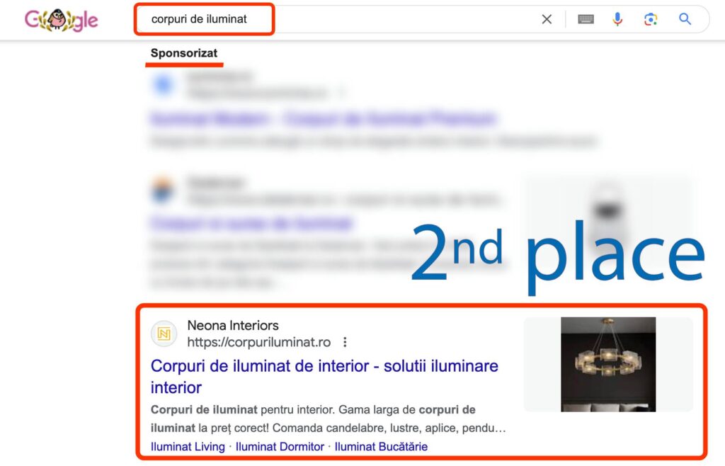 O căutare pe Google pentru "corpurii de iluminat" arată site-ul Neona Interiors pe locul al doilea, cu o imagine de produs a unui candelabru modern negru și auriu.
