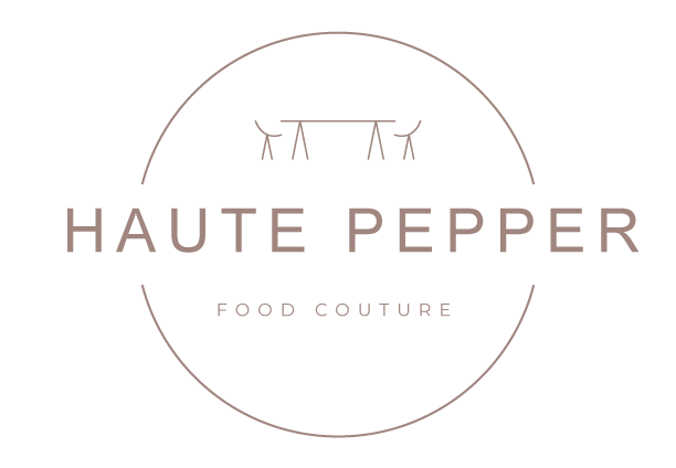 Logo minimalist pentru "Haute Pepper Food Couture" cu un desen liniar al unei mese cu două scaune deasupra numelui mărcii, totul în text maro moale pe un fundal deschis.