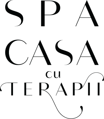 Textul într-un font decorativ spune: "SPA CASA cu TERAPII" pe un fundal deschis.