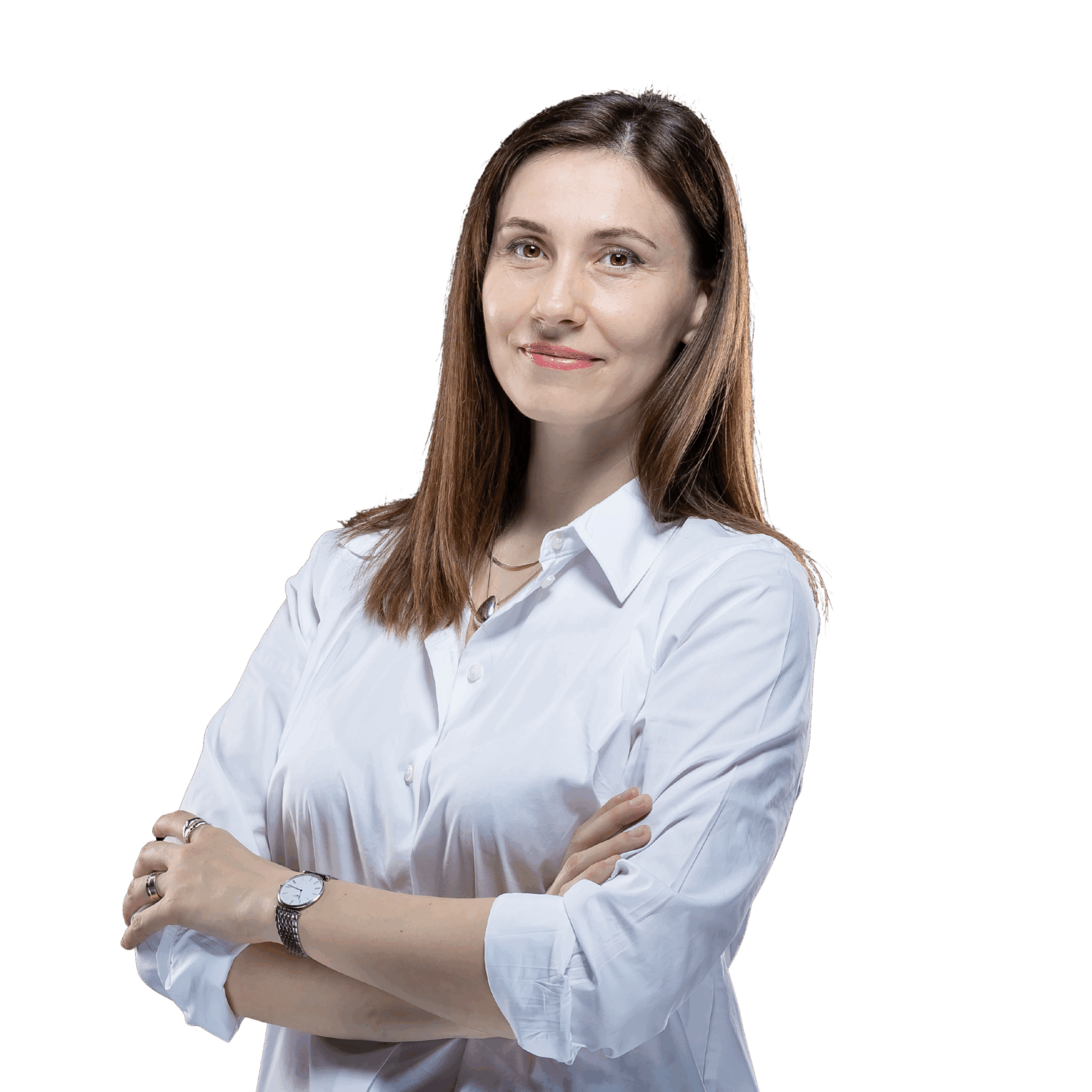 O femeie cu păr șaten drept, purtând o cămașă albă cu nasturi, stă cu brațele încrucișate, privind cu încredere spre cameră, întruchipând profesionalismul des întâlnit la experții SEO, pe un fundal alb simplu.