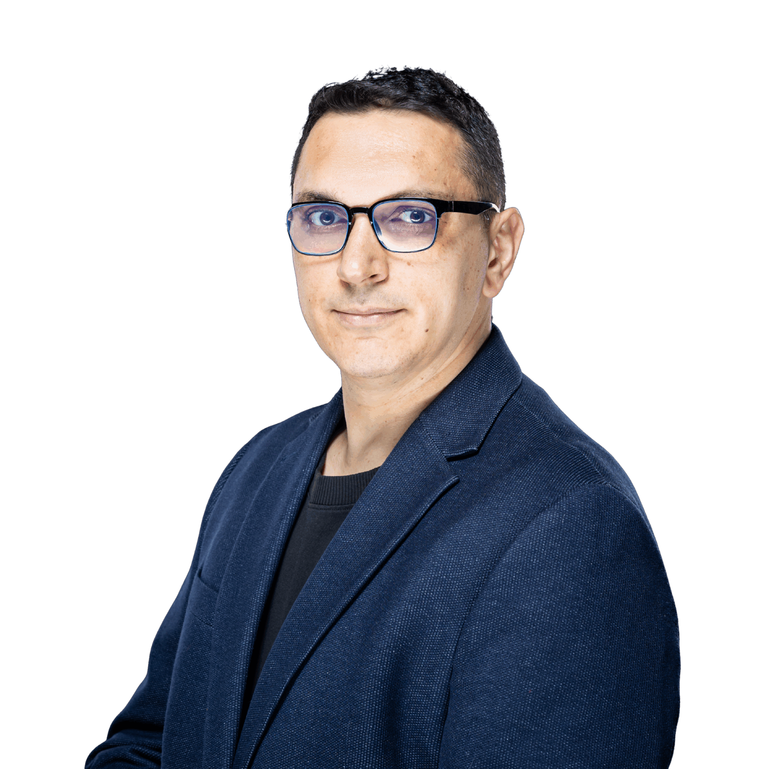Vlad Popescu - head of SEO la Servicii SEO Bucuresti purtând un sacou bleumarin și o cămașă neagră, stă pe un fundal alb simplu, emanând încrederea profesională a unui expert SEO.