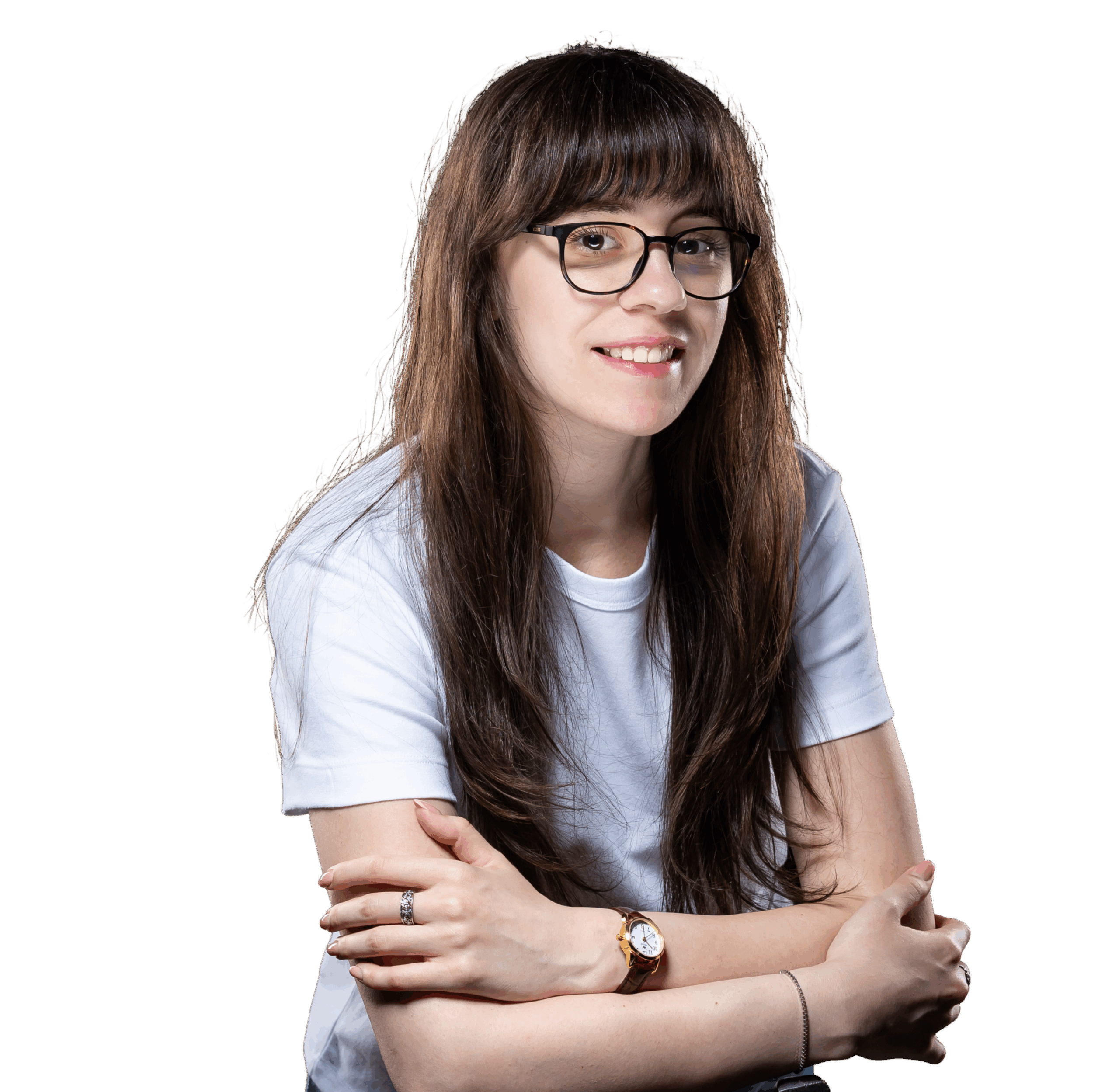 Femeie cu păr lung șaten și ochelari, purtând un tricou alb, stând cu brațele încrucișate și zâmbind încrezătoare - perfectă pentru următoarea fotografie de profil a echipei dvs. SEO pe un fundal alb simplu.