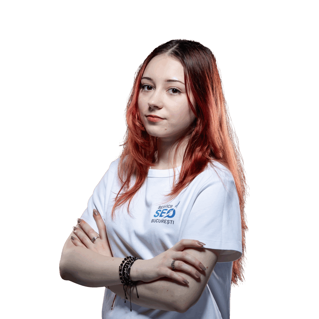 O tânără cu păr lung roșcat stă cu brațele încrucișate, purtând cu încredere un tricou alb pe care scrie "SEO București" pe un fundal alb simplu, întruchipând spiritul expertizei SEO moderne.