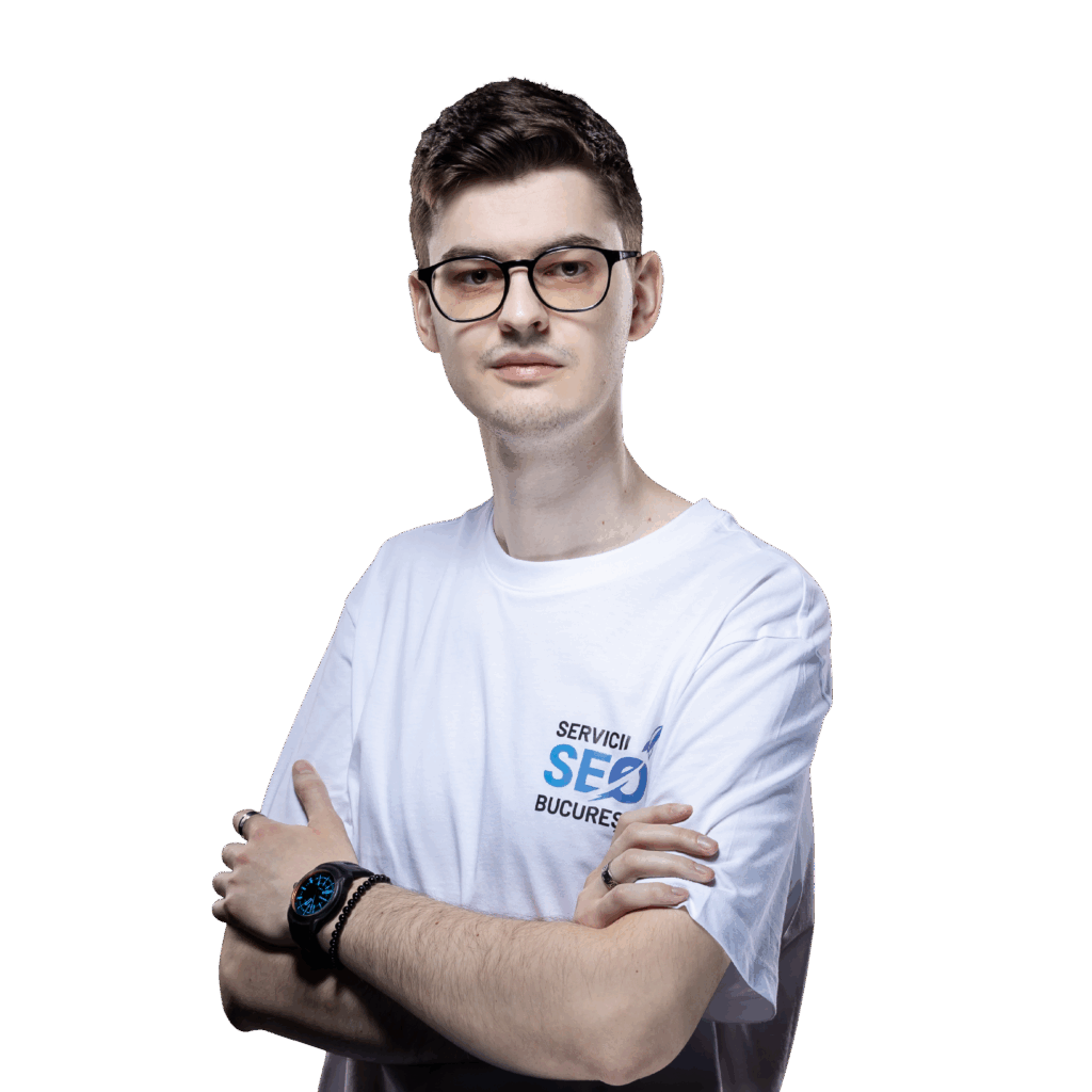 Un tânăr cu ochelari și ceas stă cu brațele încrucișate, purtând un tricou alb pe care scrie "SERVICII SEO BUCURESTI" - subliniind pasiunea sa pentru SEO - pe un fundal alb simplu.