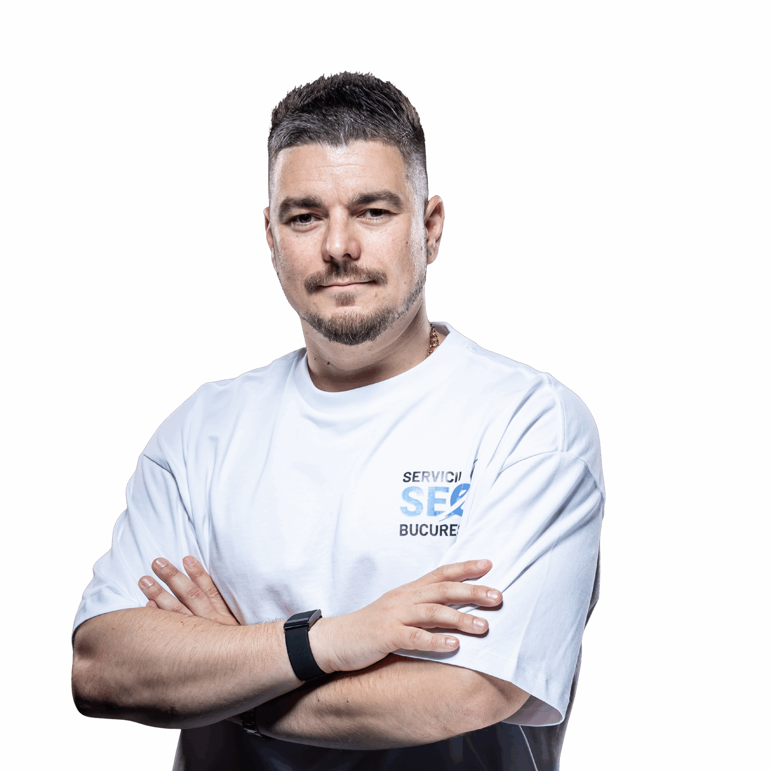 Bărbat cu părul scurt și cioc, purtând un tricou alb cu textul "SERVICII SEO BUCURESTI", stând încrezător cu brațele încrucișate pe un fundal alb simplu, reprezentând expertiza SEO.